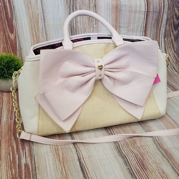 Betsey Johnson Handbags - Betsey Johnson Pink Bow Straw Purse